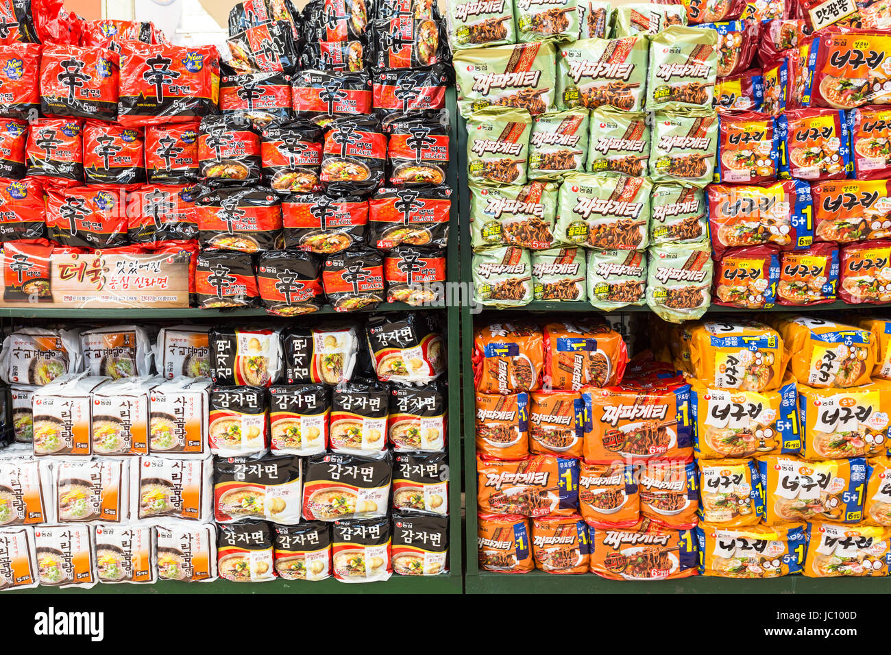 SEOUL, Südkorea - 13. Mai 2017: Tasse Instant-Nudeln und Pakete verschiedener Marken in einem Supermarkt in Seoul in Südkorea angezeigt. Stockfoto