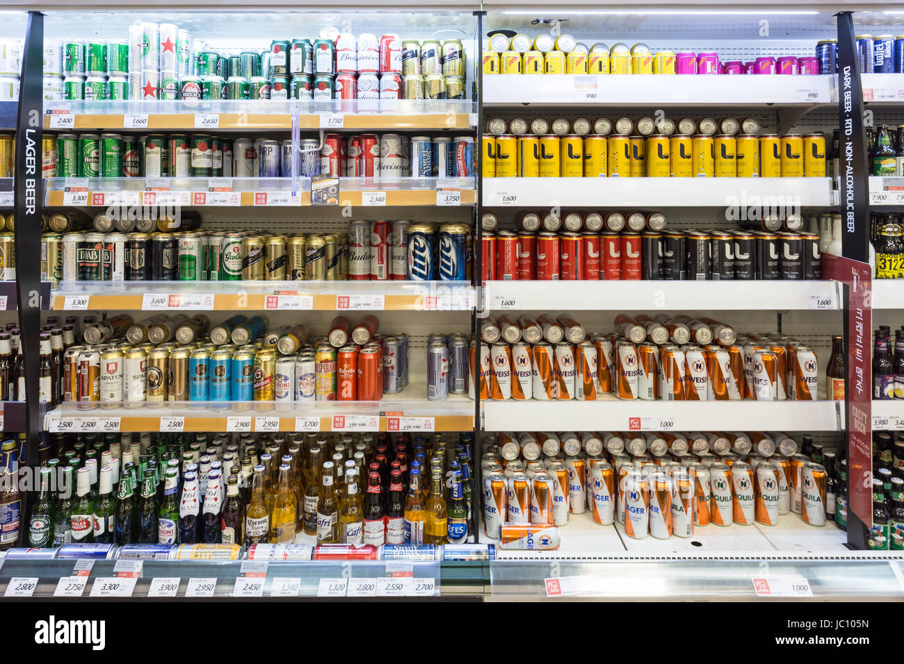 SEOUL, Südkorea - 13. Mai 2017: Bierdosen und Flasche, sowohl im in-als auch im importierten Marken wie Cororna und Budweiser, werden in einem Supermarkt angezeigt Stockfoto