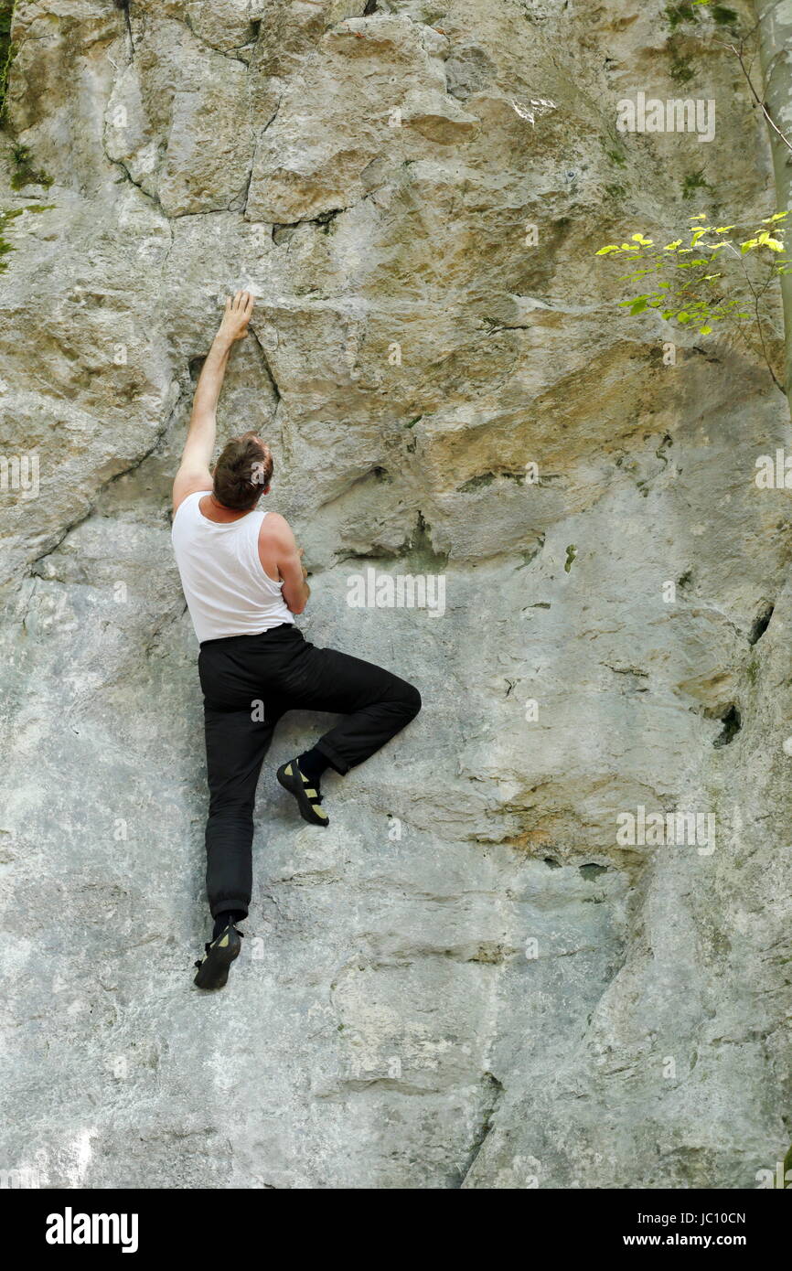 Klettersportler eine Naturfels Stockfoto