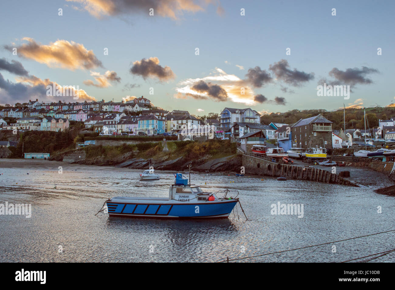 Die schöne Küstenstadt Dorf von New Quay Cardigan Bay an der West Küste von Wales mit Blick auf. Stockfoto