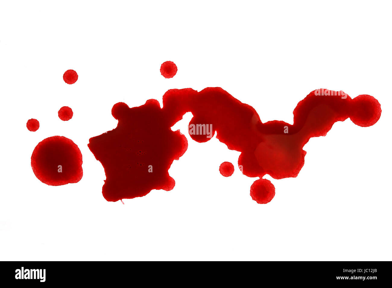 Tropfen Blut vor einem weißen Hintergrund Stockfoto