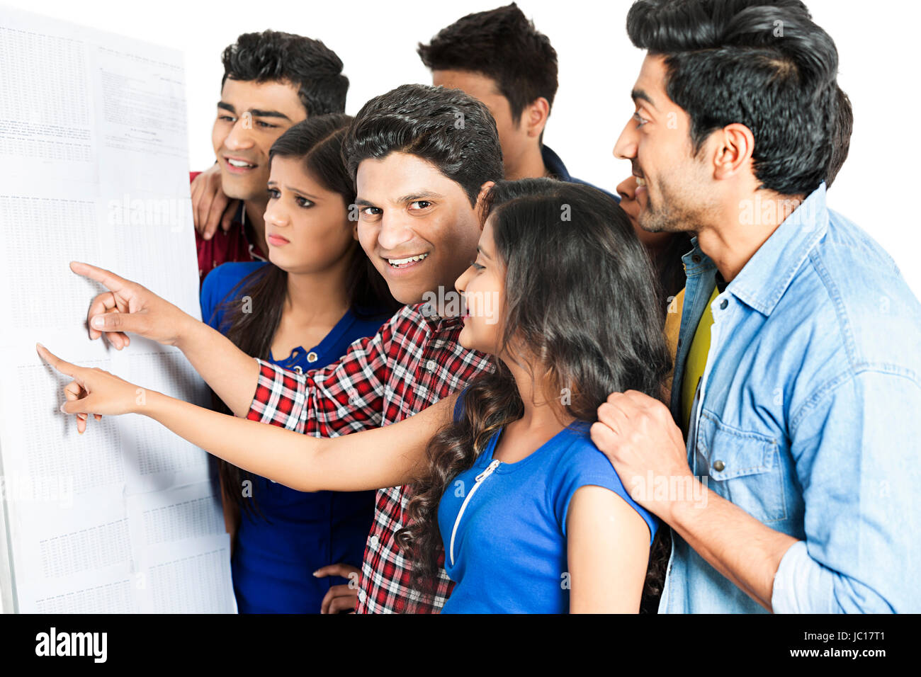 Board Hochschule Bekanntmachung Studenten Ergebnis prüfen Freunde Stockfoto