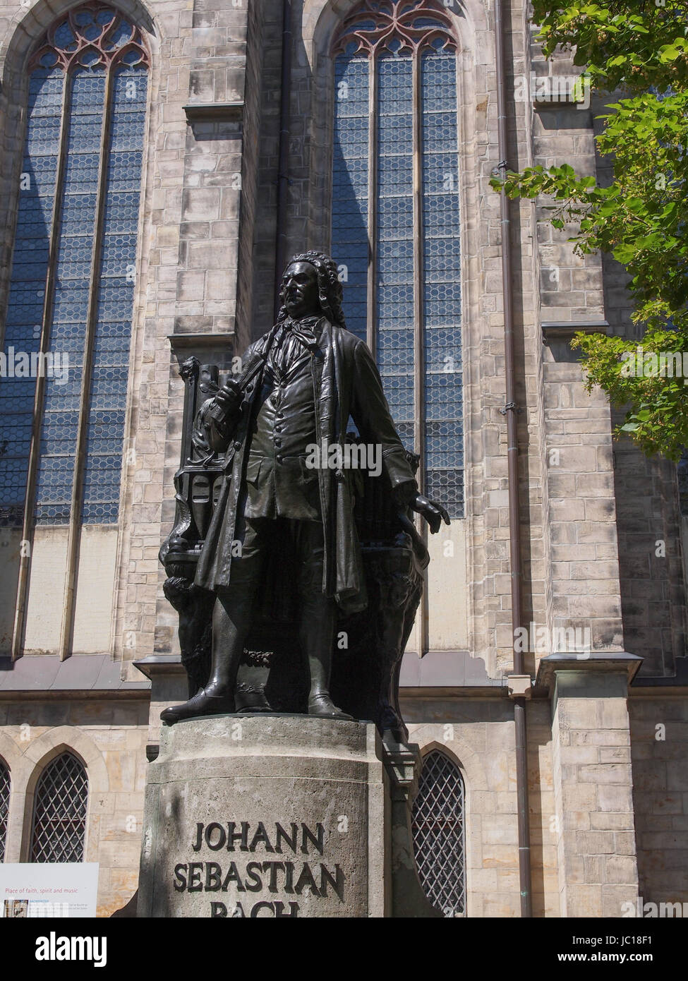 Das Neues Bach-Denkmal Sinn neue Bach-Denkmal steht seit 1908 vor der Kirche St. Thomas-Kirche von Johann Sebastian Bach in Leipzig Deutschland begraben Stockfoto