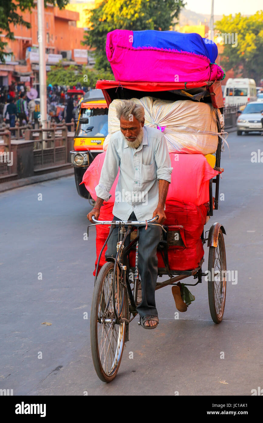 Fahrradrikscha, die Güter bei Johari Bazaar Street in Jaipur, Rajasthan, Indien. Jaipur ist die Hauptstadt und größte Stadt von Rajasthan. Stockfoto