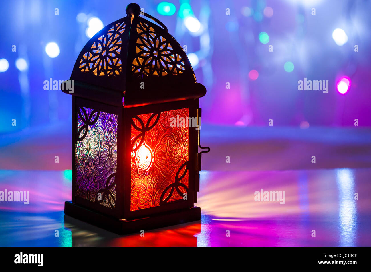 Beleuchtete arabische Laterne im bunten Hintergrund. Ramadan, Eid Konzept Hintergrund Stockfoto