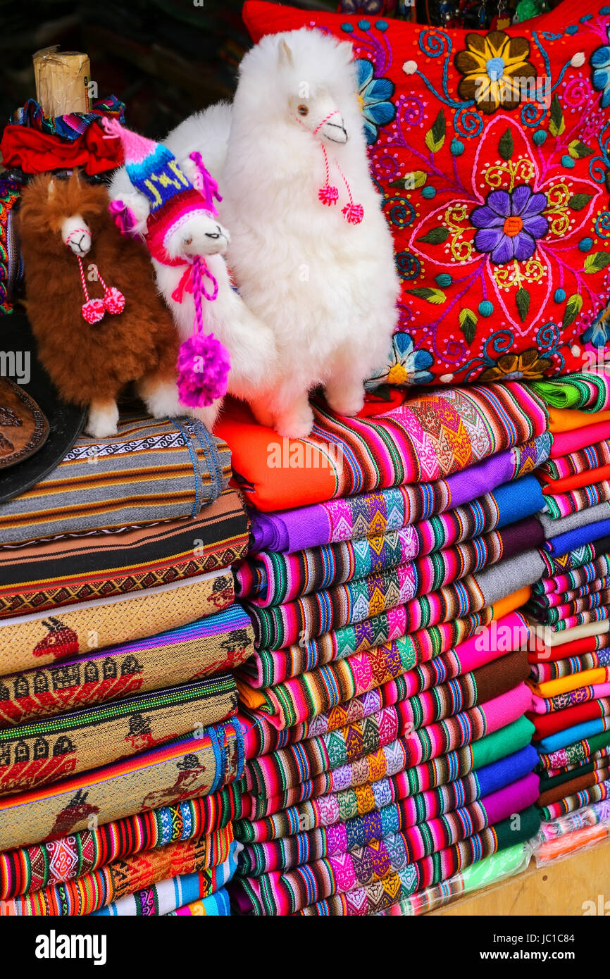 Anzeige der traditionelle Souvenirs auf dem Markt in Lima, Peru. Lima
