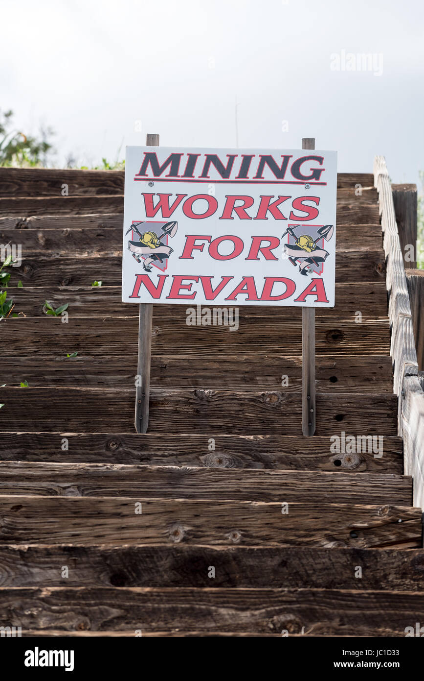 Pro Bergbau Zeichen auf einer Treppe im historischen Bergbau Stadt von Virginia City, Nevada. Stockfoto