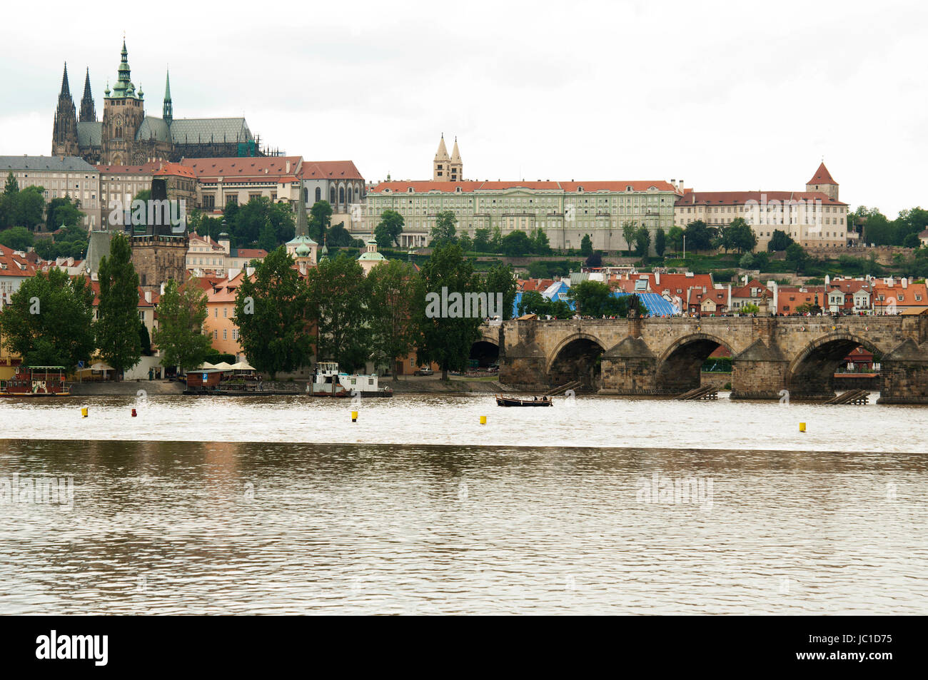 Prague Castle ist eine Burg in Prag, wo die Könige von Böhmen, Kaiser des Heiligen Römischen Reiches und Präsidenten der Tschechoslowakei und der Tschechischen Republik ihren Sitz gehabt haben. Die böhmischen Kronjuwelen befinden sich in einem versteckten Raum im Inneren. Stockfoto