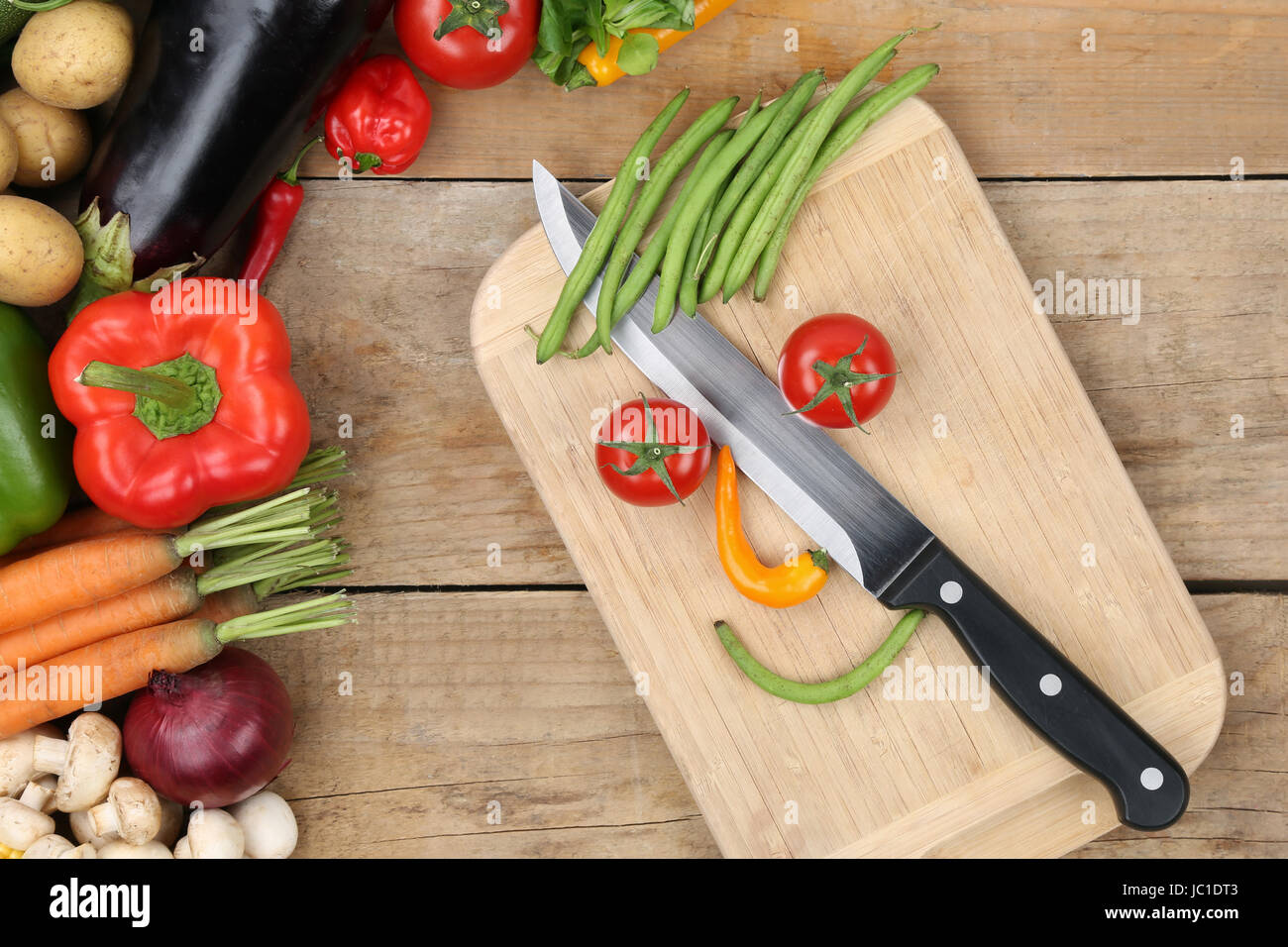 Essen Zubereiten sich aus Gemüse Auf Küchenbrett Mit Messer Stockfoto