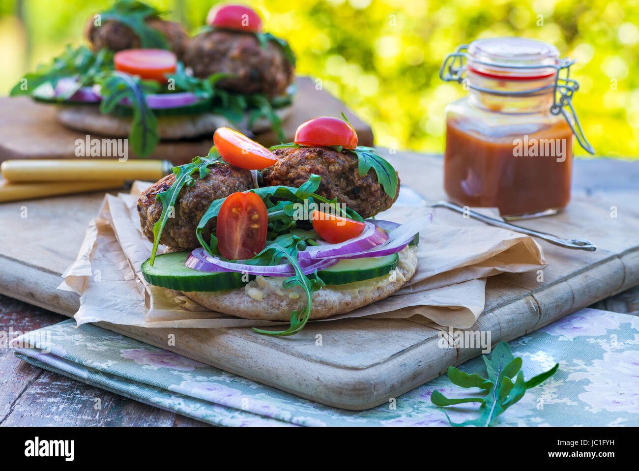 Türkisches Lamm Kofta mit Rucola Salat und Houmus auf Pitta-Brot Stockfoto