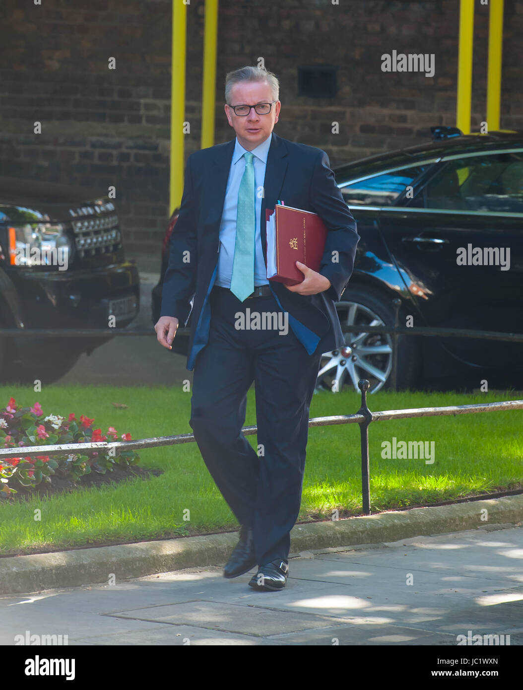 London, UK. 13. Juni 2017. Secretary Of State for Environment, Food and Rural Affairs Michael Gove kommt in der Downing Street. Ministerpräsident wird Gastgeber Führer der DUP für Gespräche, im Mai soll einen deal für Unionist Unterstützung für eine konservative Minderheitsregierung verhandeln. Theresa kündigte Mai letzte Woche allgemeine Wahl, die sie versuchen würde, eine Regierung neben der DUP zu bilden, nachdem die konservative Partei die absolute Mehrheit im Unterhaus zu sichern konnte. Bildnachweis: Michael Tubi/Alamy Live-Nachrichten Stockfoto