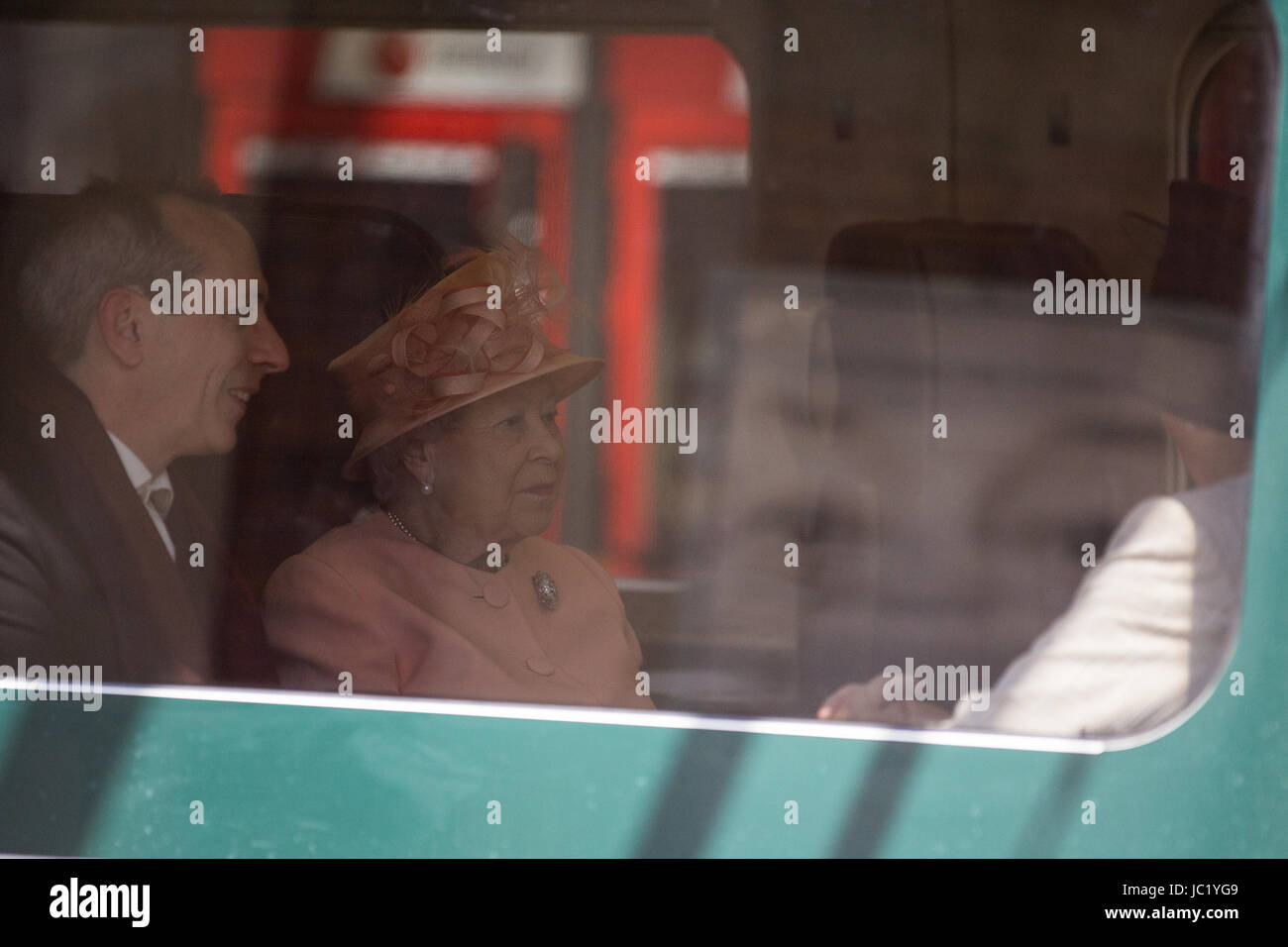 Slough, UK. 13. Juni 2017. Die Königin saß neben Isambard Thomas, der ur-groß-Urenkel von Isambard Kingdom Brunel und schräg gegenüber Gillian White, Ur-Ur-Enkelin von Sir Daniel Gooch, bereitet sich auf Reisen mit dem Herzog von Edinburgh von Slough nach London Paddington im Great Western Railway Zug, Neuerstellung der historischen ersten Bahnreise von einem Monarchen von Queen Victoria am 13. Juni 1842 gemacht. Bildnachweis: Mark Kerrison/Alamy Live-Nachrichten Stockfoto
