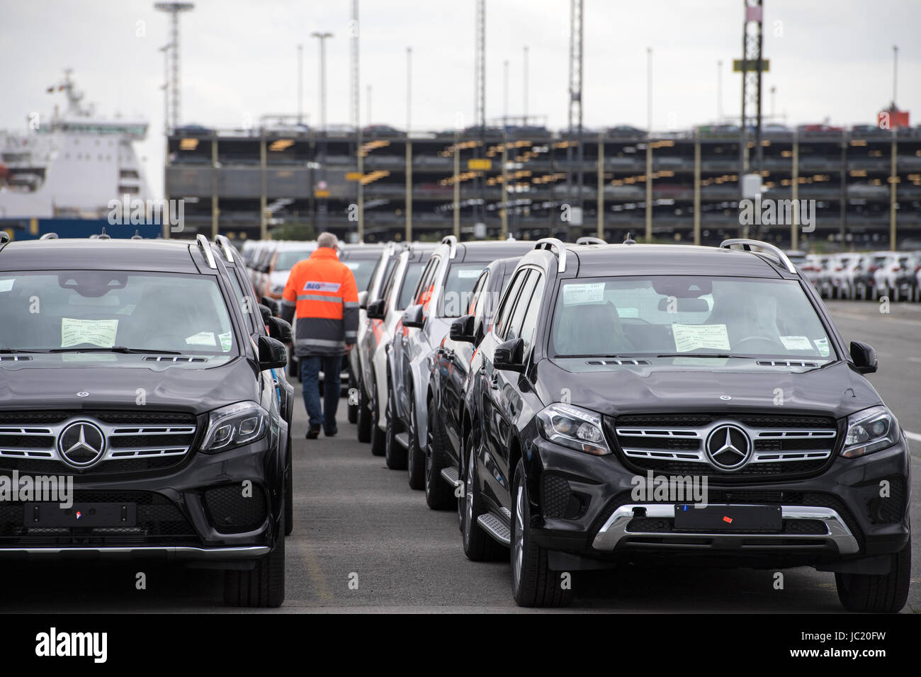Mercedes Benz Neuwagen sind auf dem Autoterminal der BLG Logistics