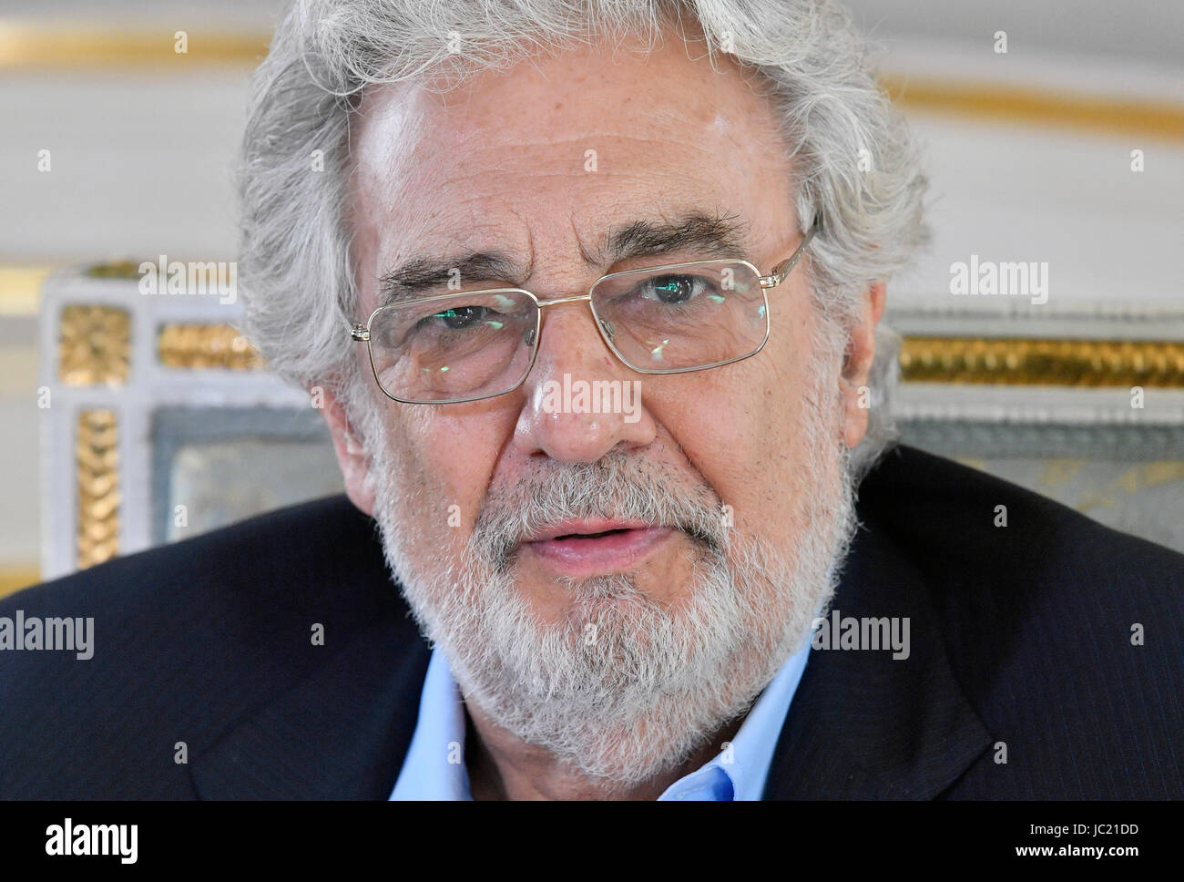 Prag, Tschechische Republik. 13. Juni 2017. PLACIDO DOMINGO spricht mit Journalisten während der Pressekonferenz in The Estates Theater/Stavovske Divadlo in Prag, Tschechische Republik, 13. Juni 2017. Placido Domingo wird zwei Aufführungen von Mozart-Oper Don Giovanni in Prag im Oktober durchführen. Bildnachweis: Michal Dolezal/CTK Foto/Alamy Live-Nachrichten Stockfoto