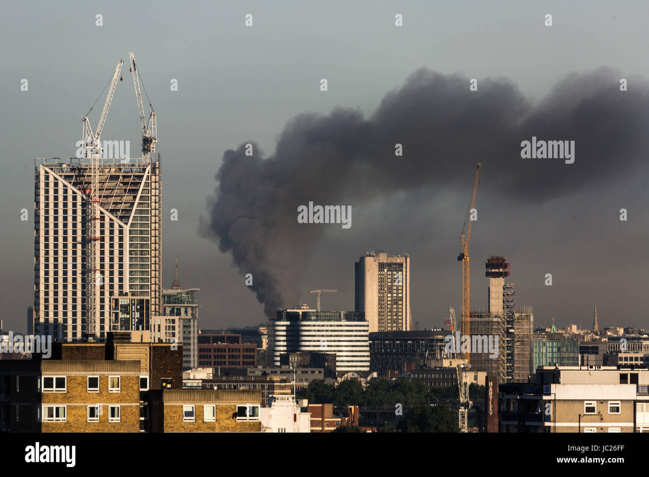 London, UK. 14. Juni 2017. Riesige Feuer bei Grenfell Turm gesehen aus Süd-Ost-London © Guy Corbishley/Alamy Live News Stockfoto