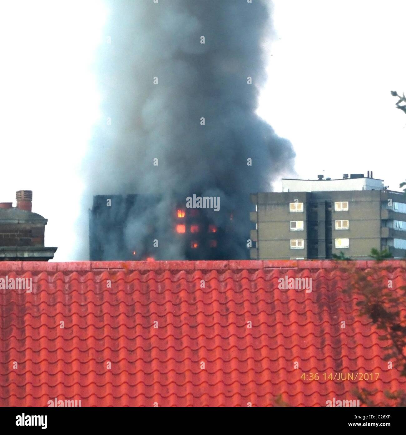 London, UK. 14. Juni 2017. Schreie zu hören, wie riesige Feuer Wohn West London Tower Block Credit verschlingt: Kevin Ryan/Alamy Live News Stockfoto