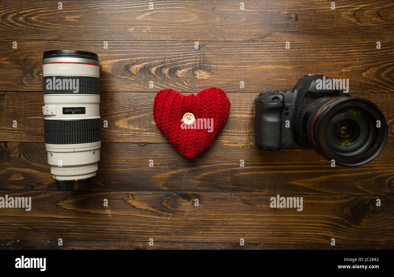 Konzept des Liebens Fotografie. Ich liebe Fotografie Ausdruck der Linse, Digitalkamera und rotes Herz gemacht. Stockfoto