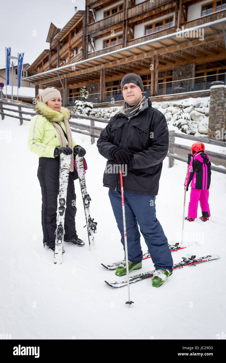 Junge männliche Skifahrer entspannend auf Alpen Ski-Pisten Stockfoto