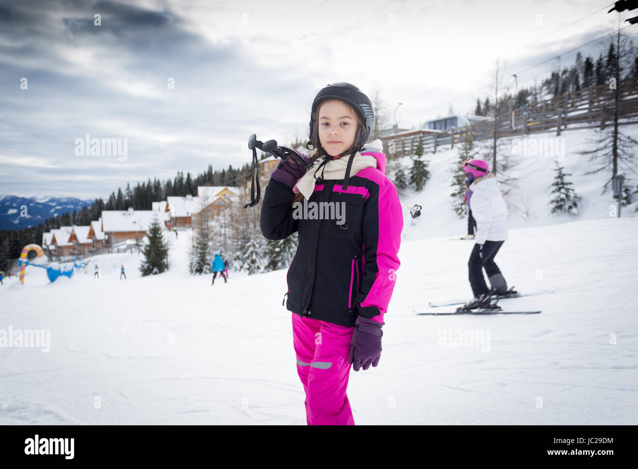 Porträt von Mädchen posiert auf Piste mit Ski-Ausrüstung Stockfoto