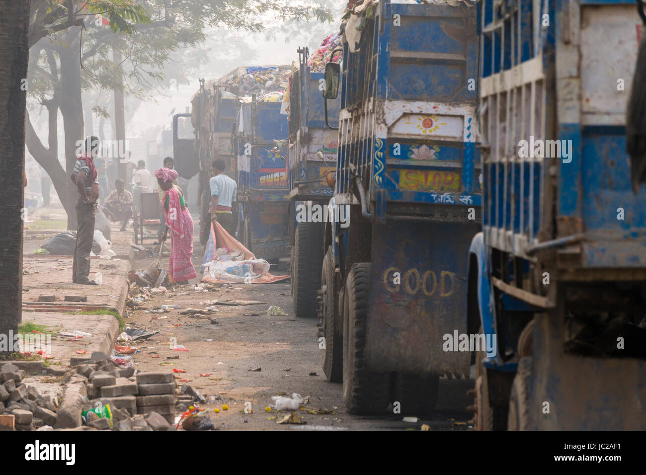 Lkws beladen mit Müll sind die Wartenden dhapa Müllkippe eingeben Stockfoto