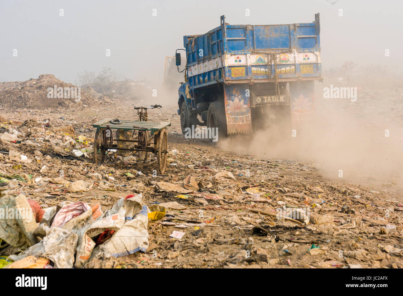 Ein Lkw beladen mit Müll ist das Fahren auf der staubigen dhapa Müllhalde Stockfoto