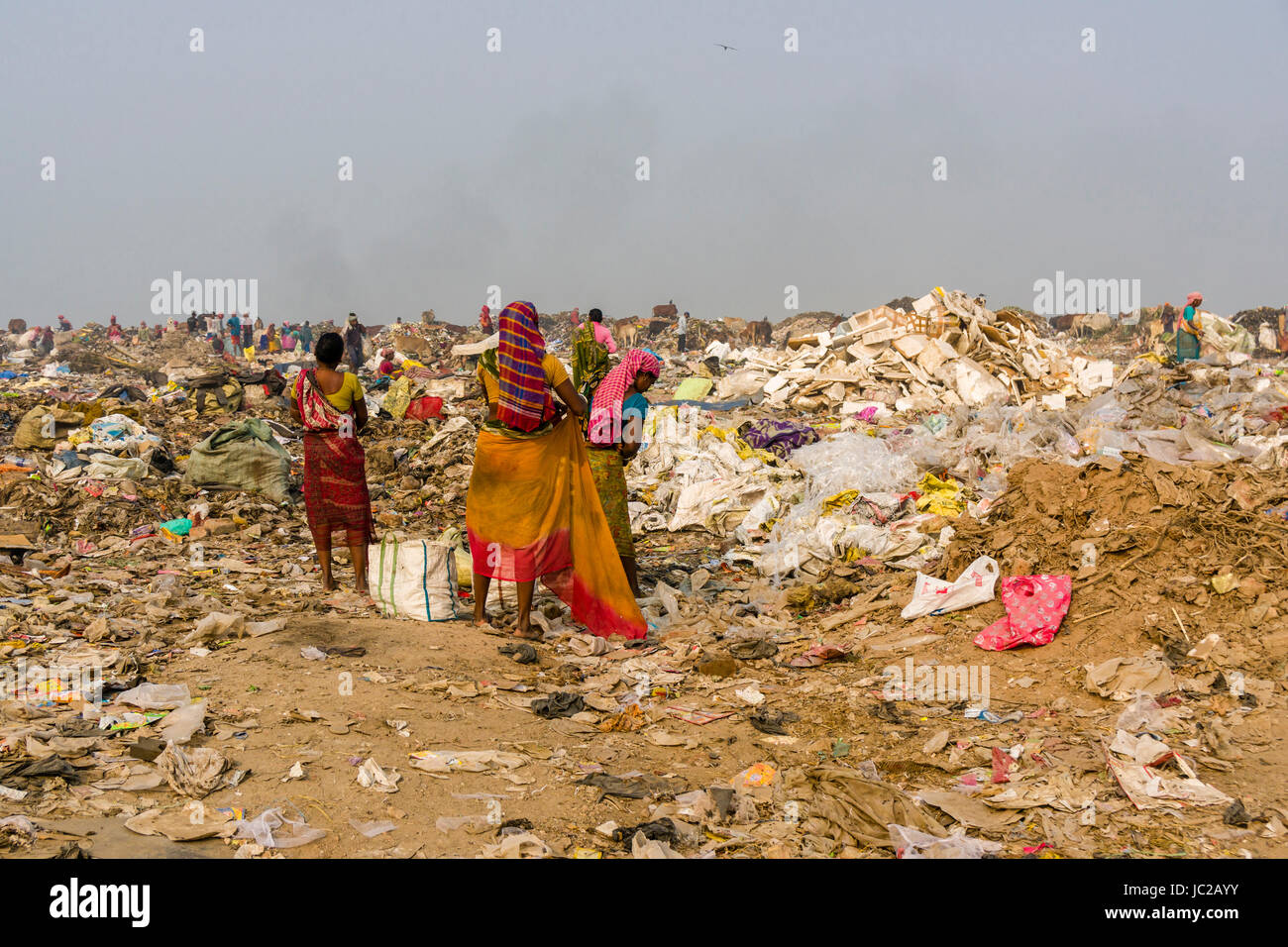 Arbeitnehmer sind das Sammeln von wiederverwertbaren Materialien auf staubigen dhapa Müllhalde Stockfoto