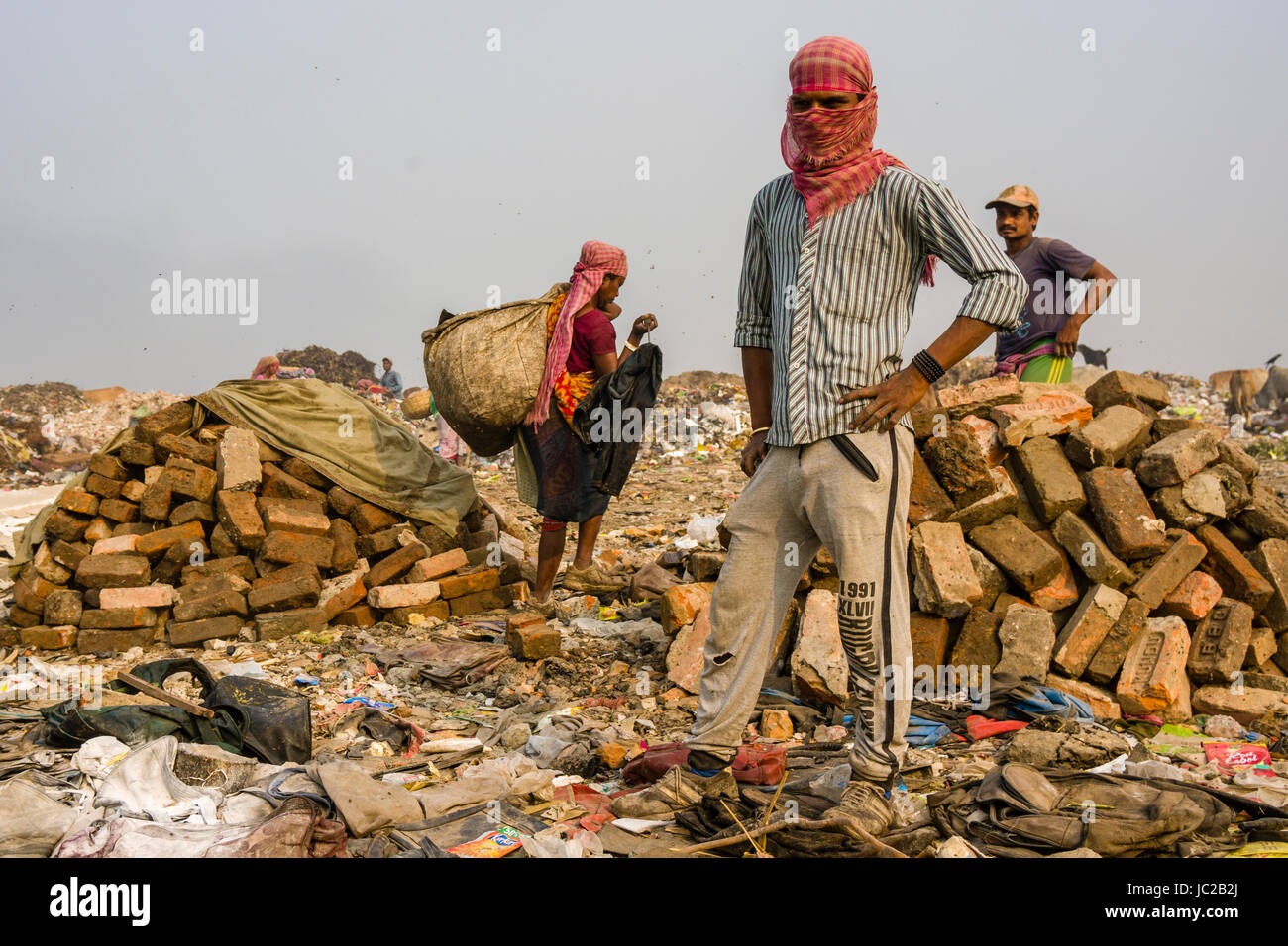 Arbeitnehmer sind das Sammeln von wiederverwertbaren Materialien auf staubigen dhapa Müllhalde Stockfoto
