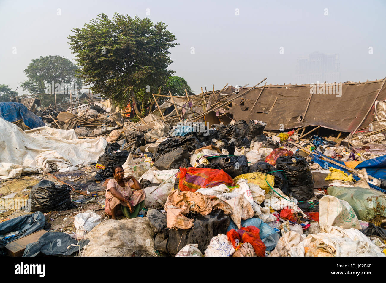 Eine Frau ist Aussortieren recycelbarer Materialien in dhapa Müllhalde Stockfoto