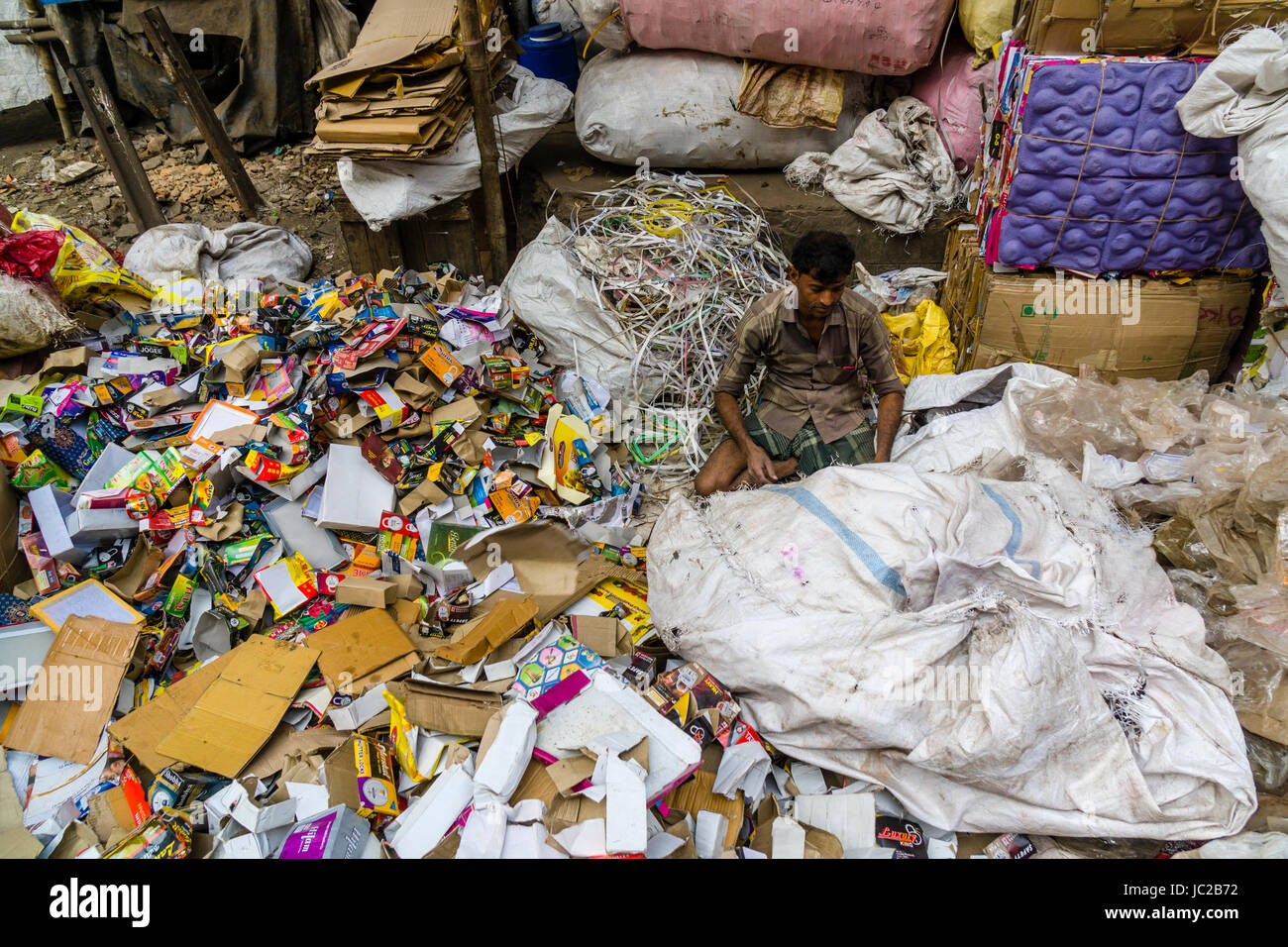 Ein Mann ist Aussortieren recycelbarer Materialien in dhapa Müllhalde Stockfoto