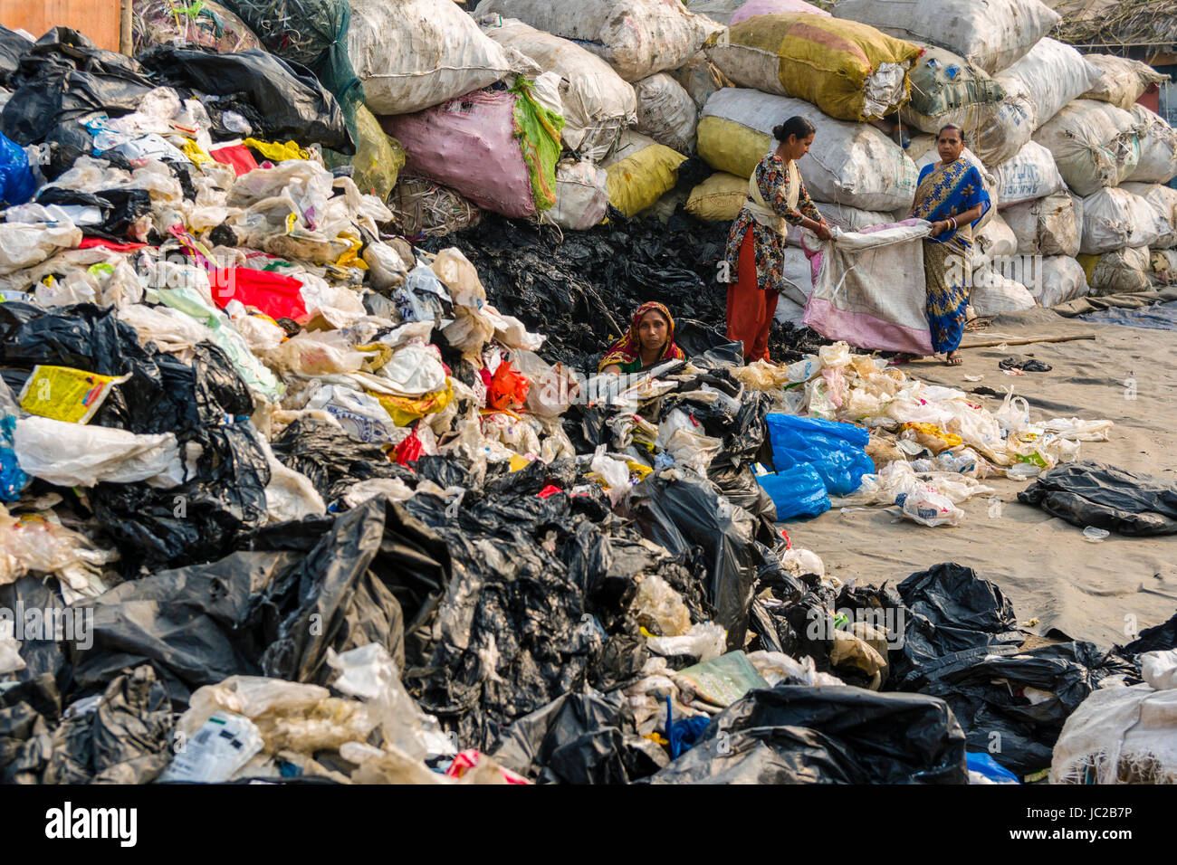 Frauen sind Aussortieren recycelbarer Materialien in dhapa Müllhalde Stockfoto