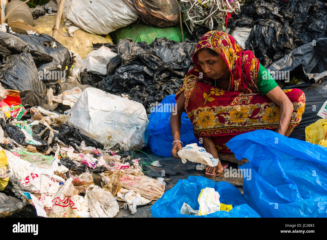 Frauen sind Aussortieren recycelbarer Materialien in dhapa Müllhalde Stockfoto