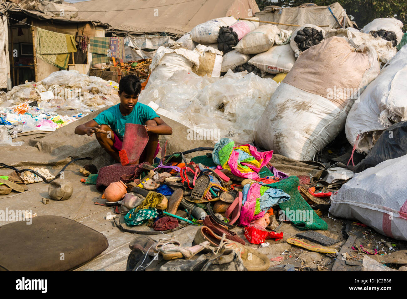Ein Mann ist Aussortieren recycelbarer Materialien in dhapa Müllhalde Stockfoto