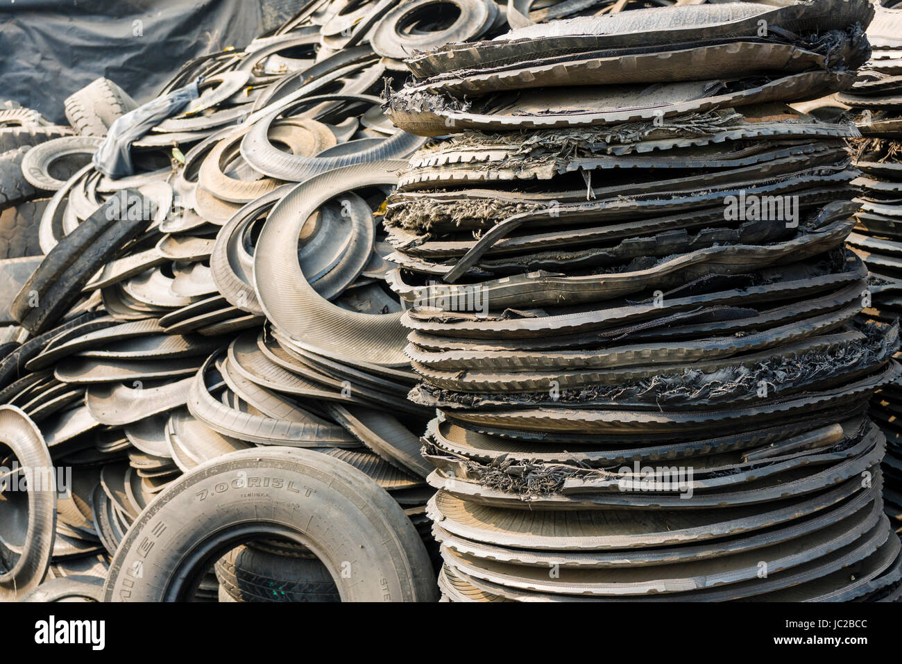 Recyclingfähige Materialien aus Gummi von LKW-Reifen in dhapa Müllhalde Stockfoto