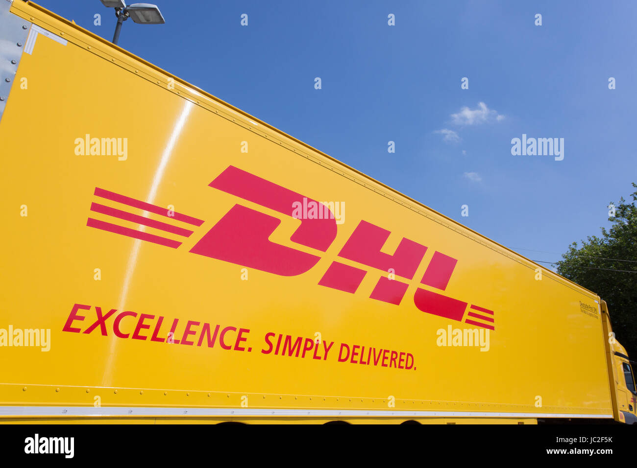 DHL-branding auf Lieferwagen Stockfoto