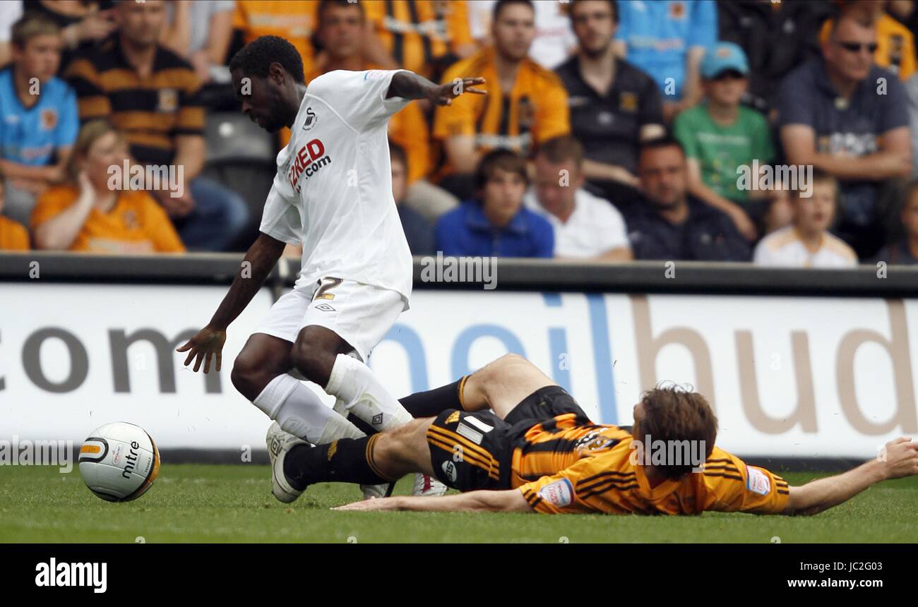 NATHAN DYER & KEVIN KILBANE HULL CITY V SWANSEA CITY KC STADIUM HULL ENGLAND 7. August 2010 Stockfoto