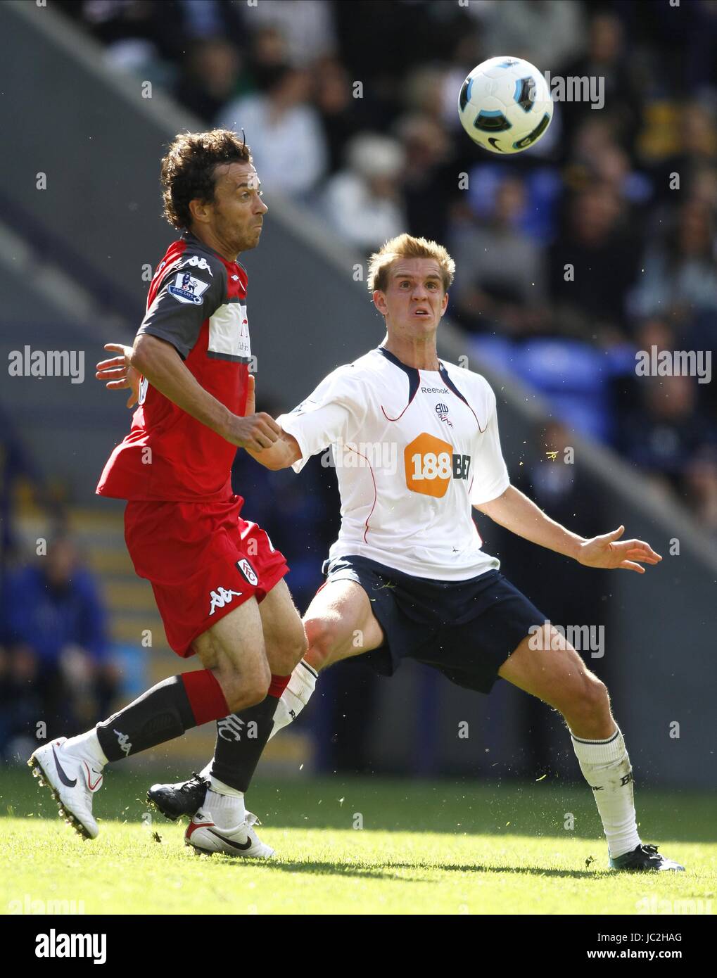 SIMON DAVIES & STUART HOLDEN BOLTON WANDERERS V FULHAM REEBOK STADIUM BOLTON ENGLAND 14. August 2010 Stockfoto