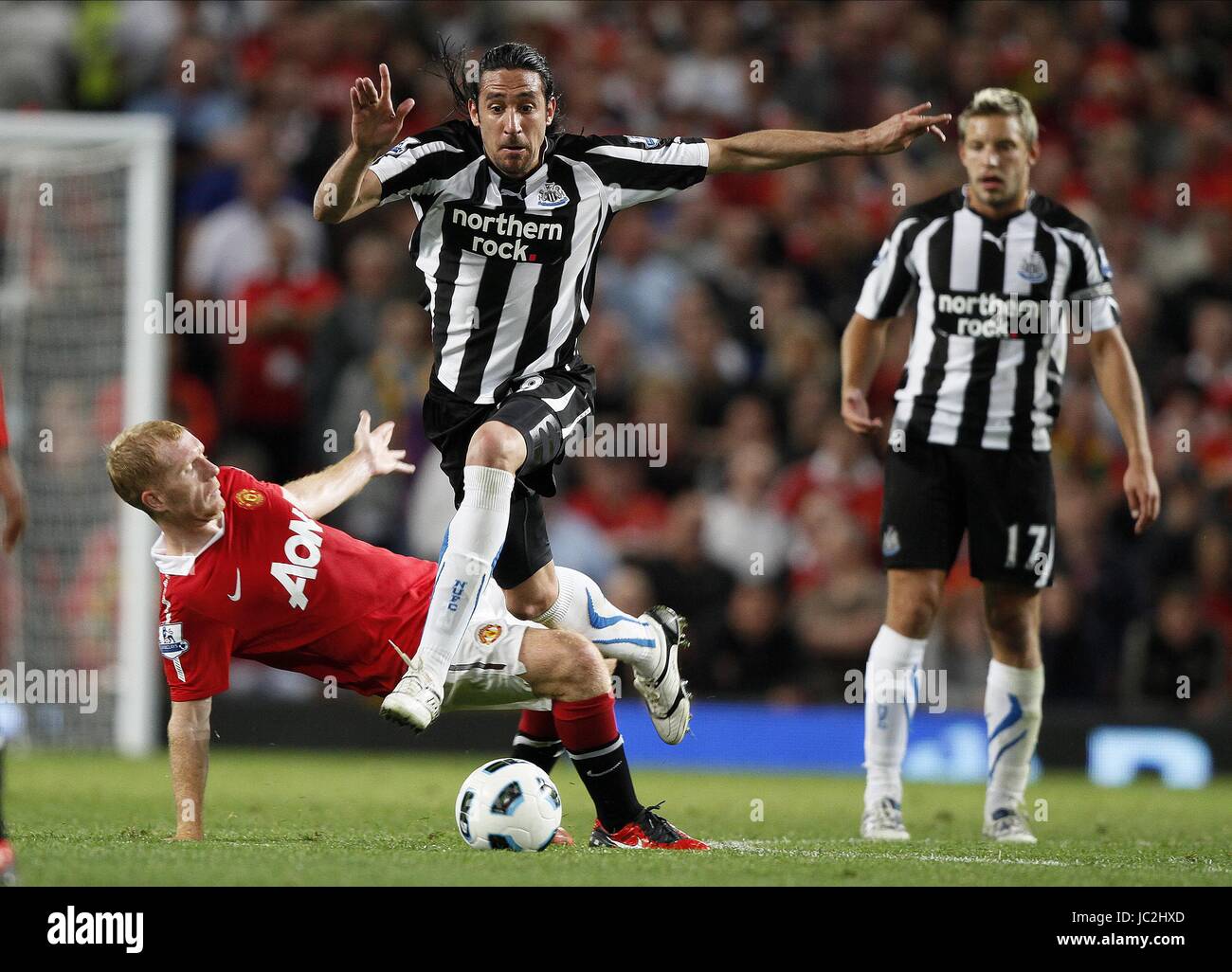 PAUL SCHOLES TACKLES JONAS GUT MANCHESTER UNITED V NEWCASTLE OLD TRAFFORD MANCHESTER ENGLAND 16. August 2010 Stockfoto
