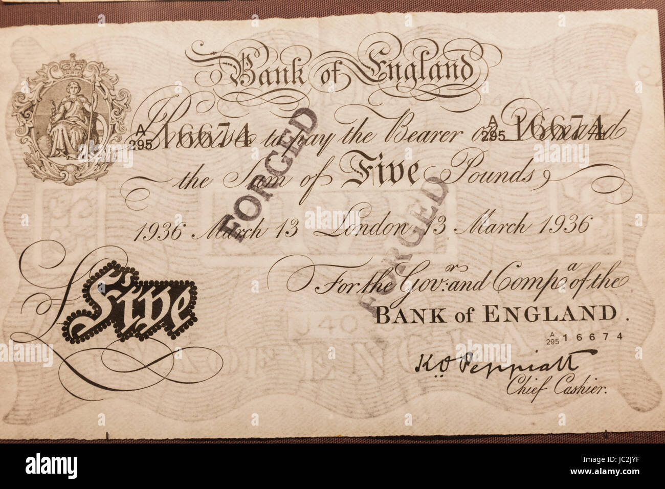England, London, City of London, Bank of England Museum, geschmiedet fünf Pfund Anmerkung produziert durch Deutschland während des zweiten Weltkrieges datiert 1936 Stockfoto