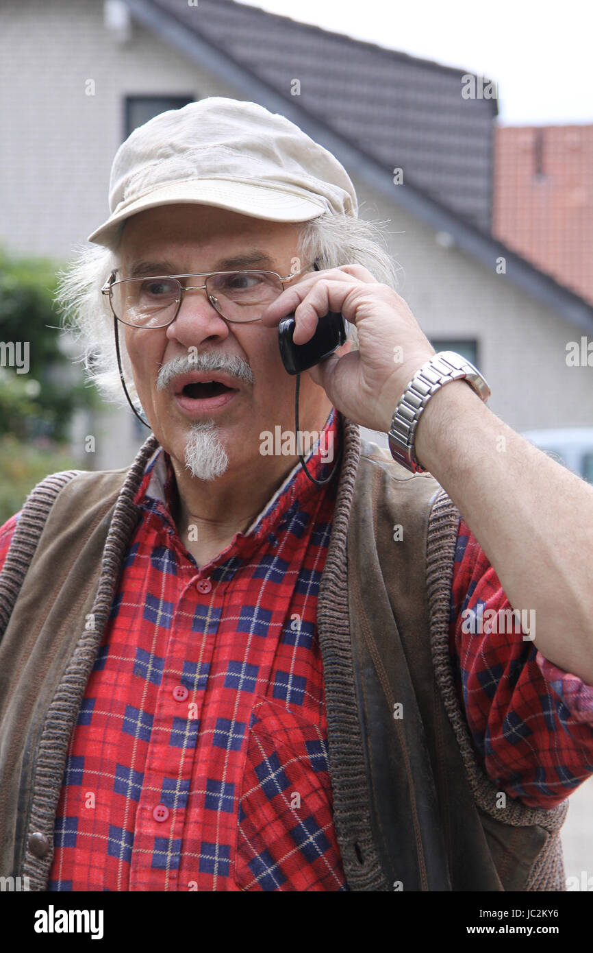 Telefonierender Rentner Stockfoto