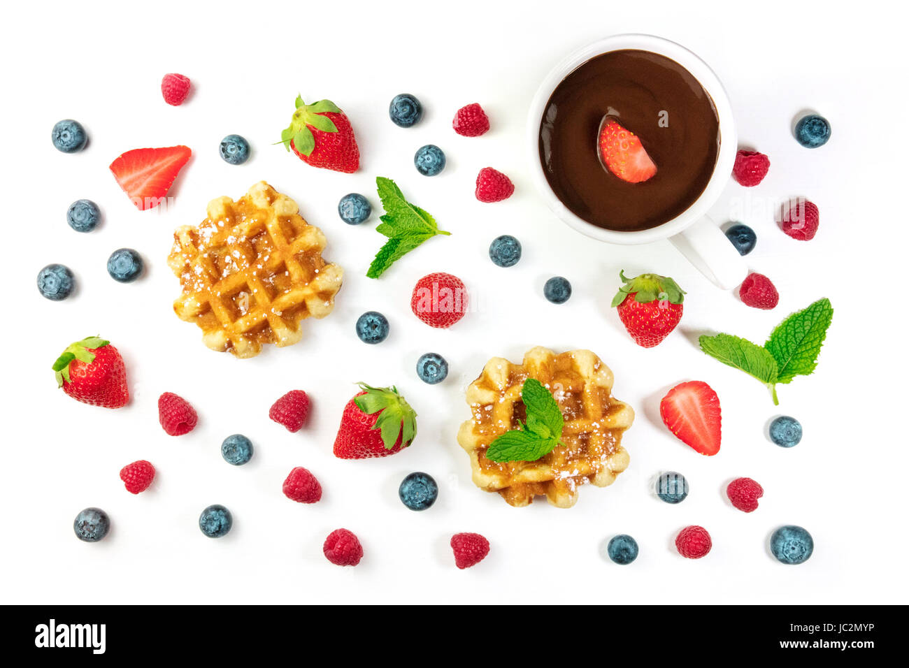 Belgische Waffeln mit frischen Früchten, Minze und Schokolade Stockfoto