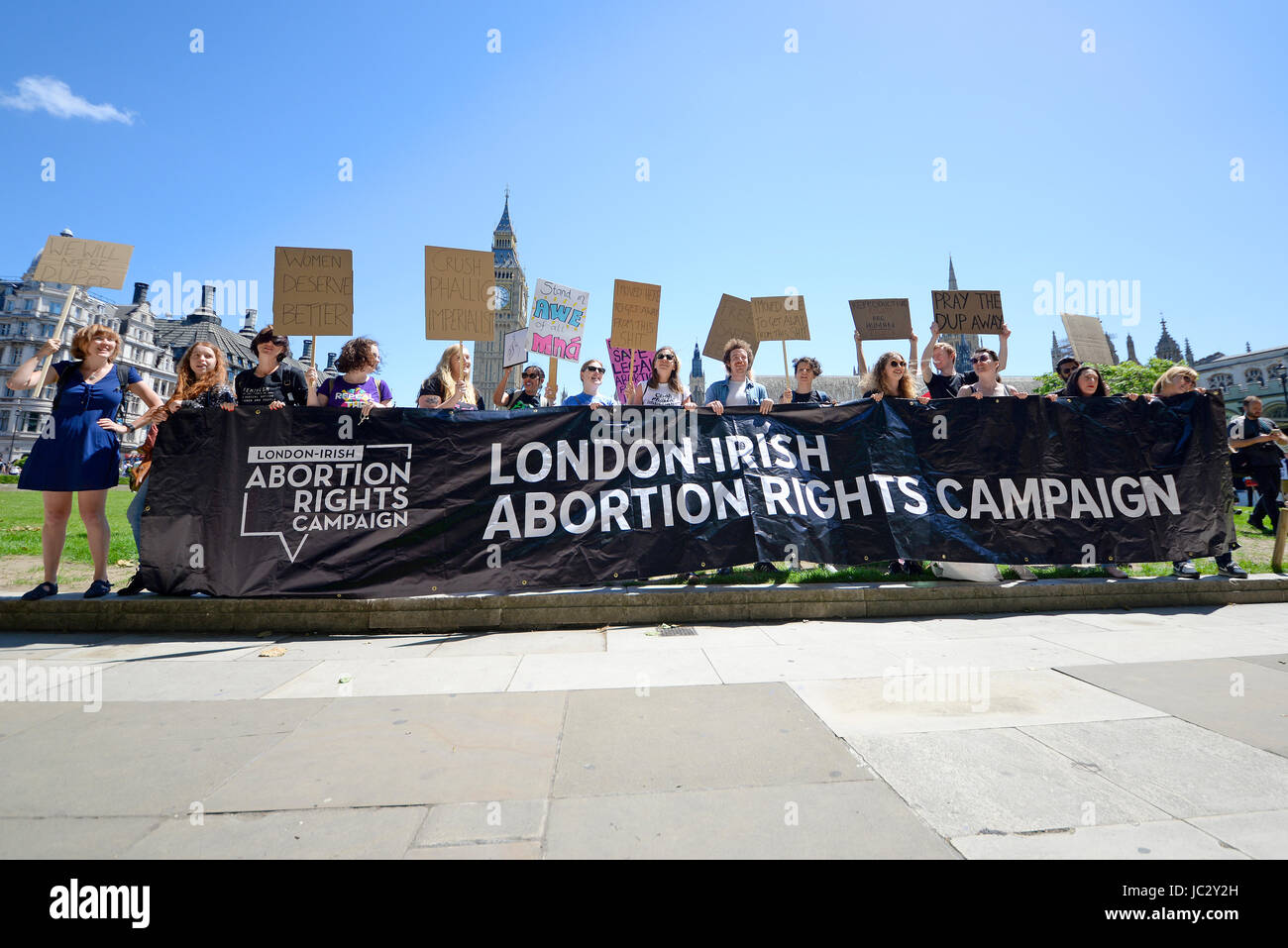 Demonstranten gegen die Tory DUP-Allianz versammelten sich auf dem Parliament Square und marschierten auf der Downing Street. London. Irische Abtreibungsrechte Stockfoto