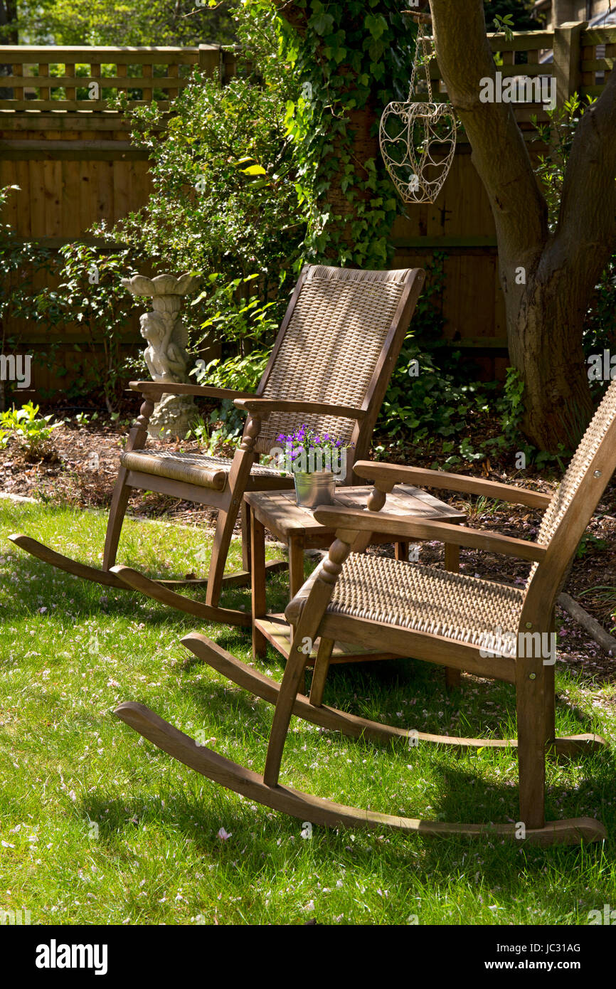 hölzerne Geflecht Schwingstühle in schattigen englischen Garten Stockfoto