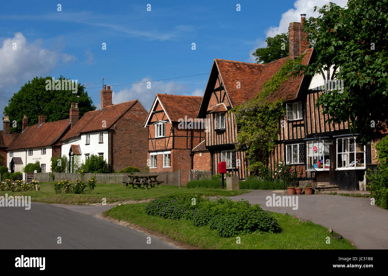 Post und Läden und Straßenszene im Dorf von East Hendred, Oxfordshire, England Stockfoto