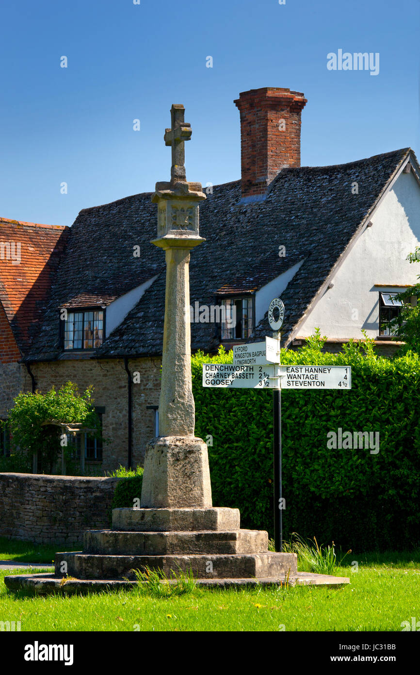 Krieg-Denkmal-Straßenschild und Ferienhaus in East Hanney Ortschaft, Oxfordshire, England Stockfoto
