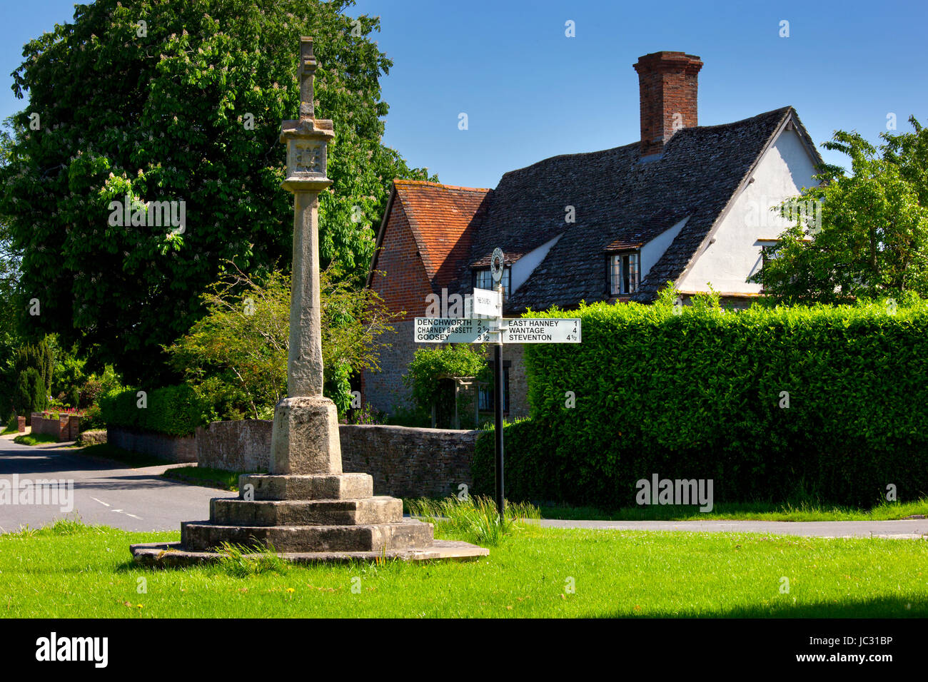 Dorfanger, unterzeichnen Kriegerdenkmal und Straße im Dorf von West Hanney, Oxfordshire, England Stockfoto