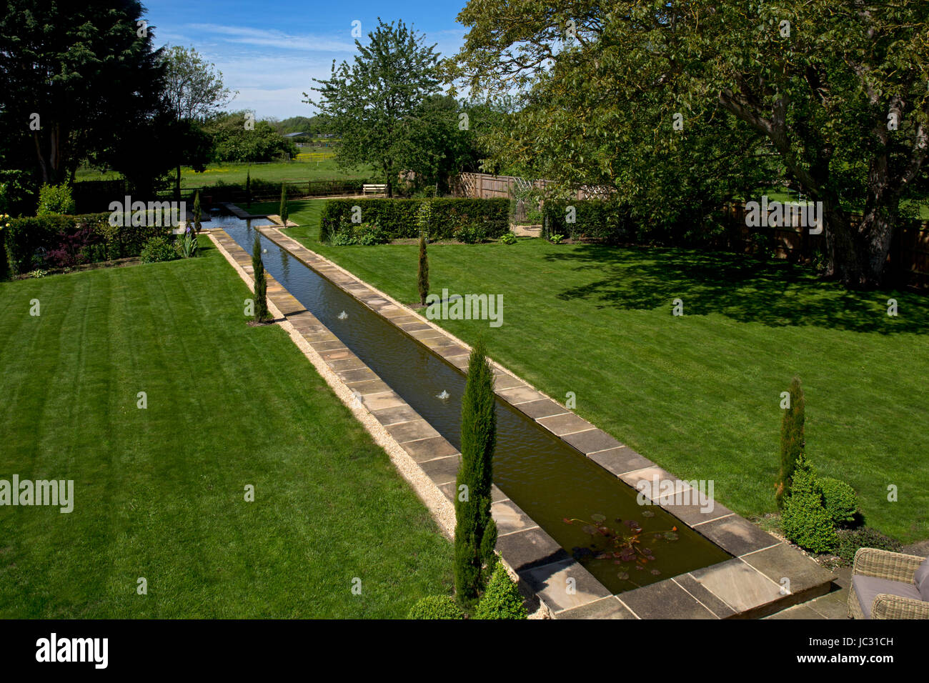 Rill im englischen Garten Stockfoto
