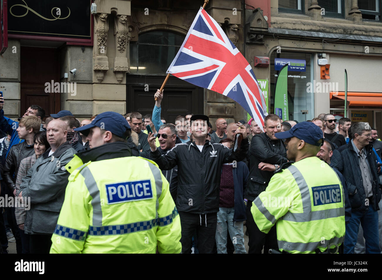 Etwa 1.000 rechtsextremen "Vereinen gegen Hass" Anti-islamische März besuchen und Rallye unter der Leitung von Tommy Robinson im Stadtzentrum von Manchester, UK. Stockfoto