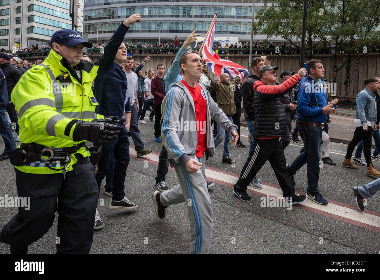Etwa 1.000 rechtsextremen "Vereinen gegen Hass" Anti-islamische März besuchen und Rallye unter der Leitung von Tommy Robinson im Stadtzentrum von Manchester, UK. Stockfoto
