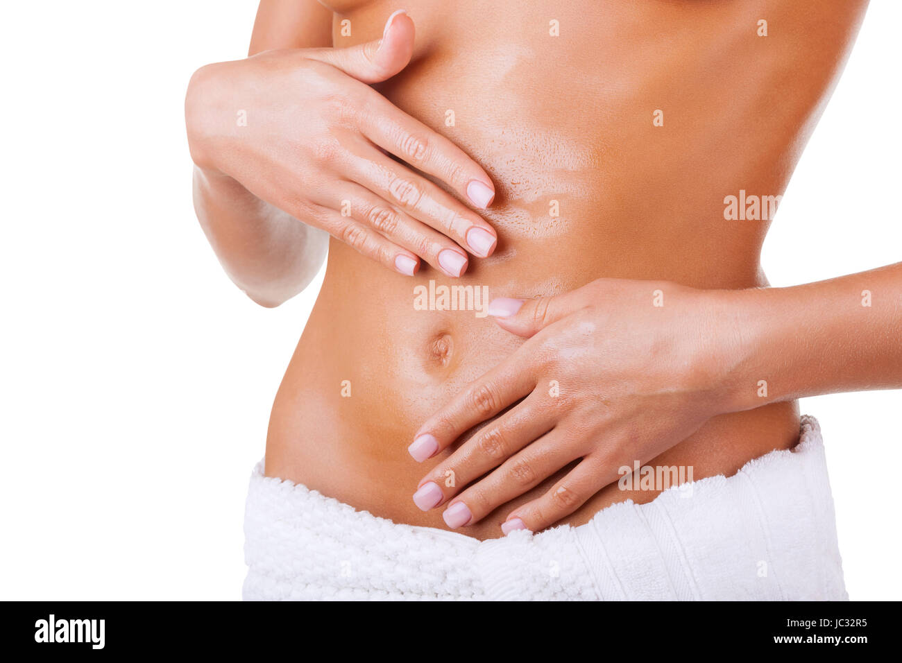 Junge Frau Bauch Haut Feuchtigkeitscreme auftragen. Isoliert auf weißem Hintergrund Stockfoto