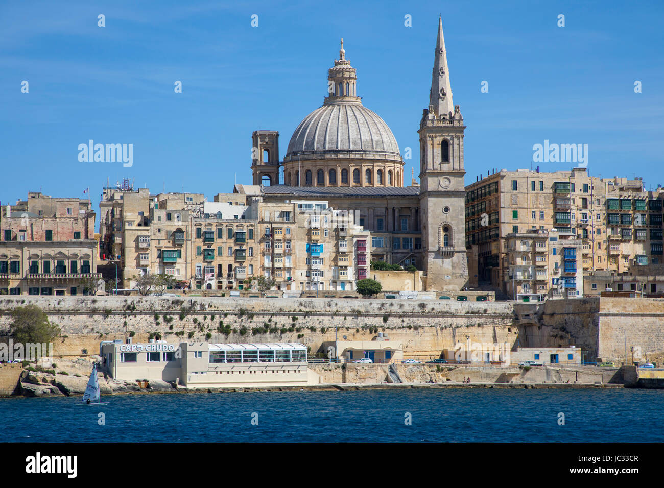 Skyline von Valetta, der Hauptstadt von Malta, Kuppel der Karmeliterkirche und Kirchturm von St. Pauls anglikanische Pro Kathedrale Kirche, Stockfoto